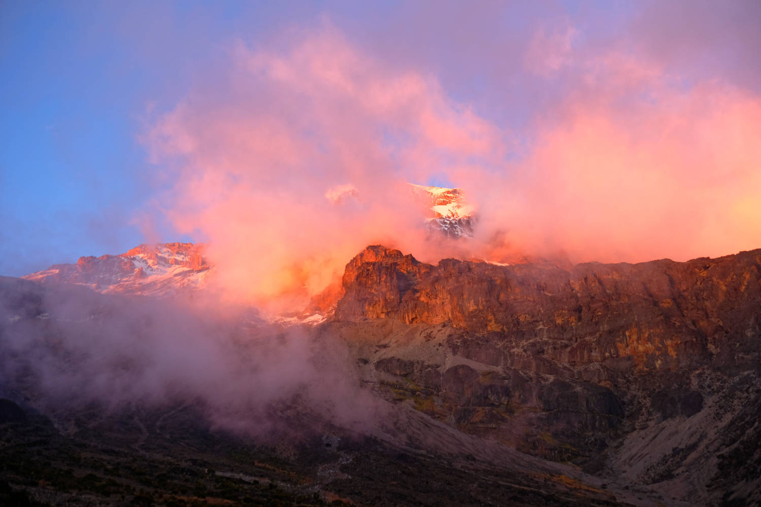 Blick auf den Uhuru Peak beim Sonnenuntergang