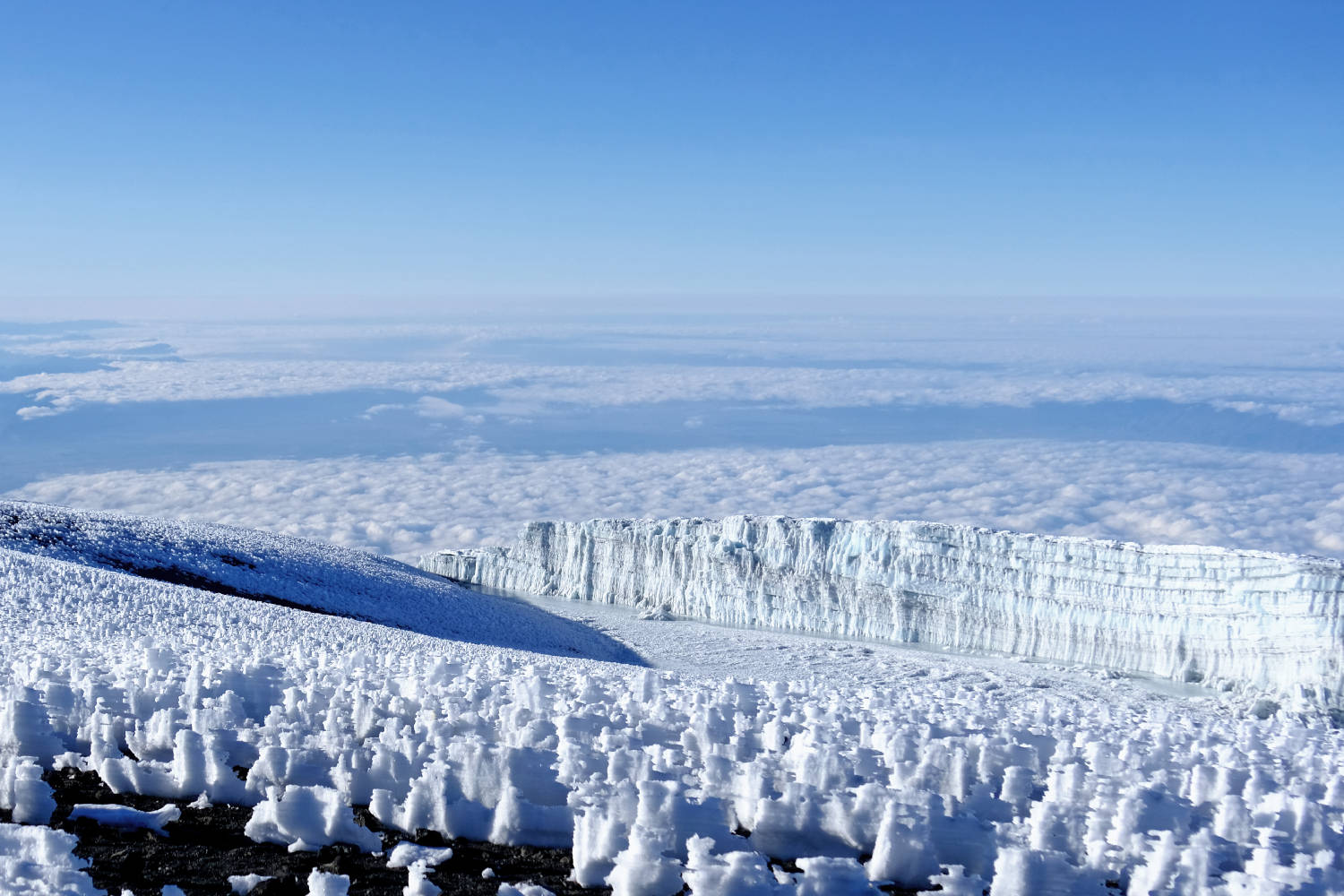 Blick vom Gipfel des Kilimandscharos auf Gletscher und Wolken