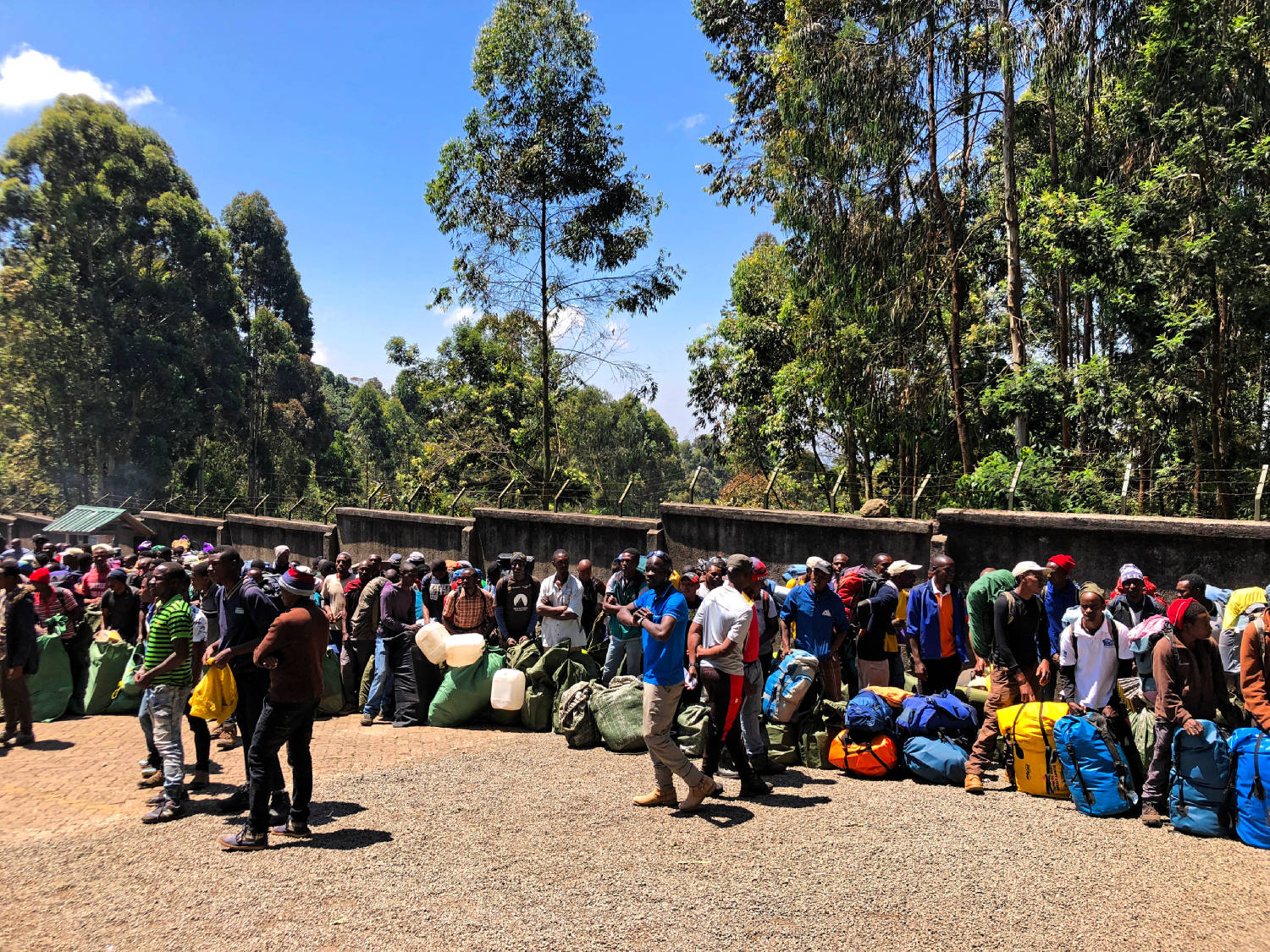 Schlange stehen vor dem Machame Gate