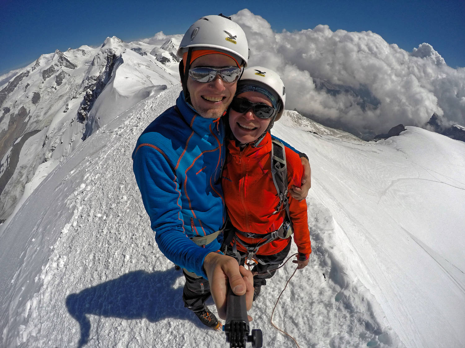GoPro Foto von Tanya und Henning auf dem Breithorn ohne Bommelmütze aber mit Helm