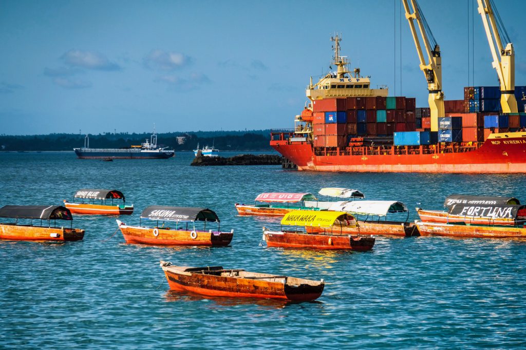Hafen mit traditionellen und modernen Schiffen