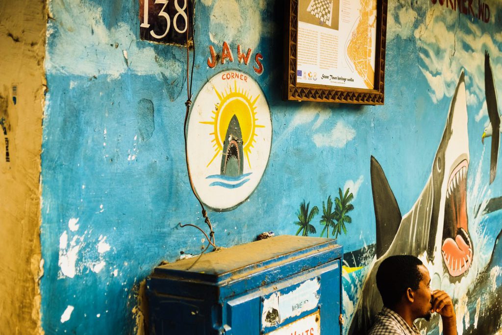Erlebnisbericht Sansibar: Bunte bemalte Wand in Stone Town